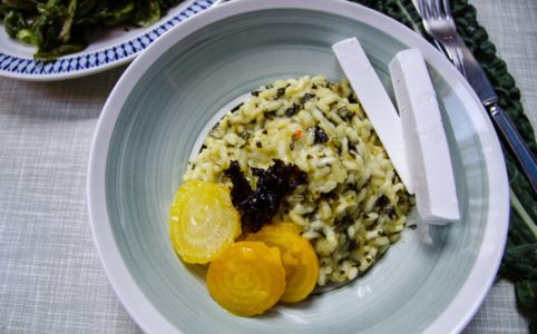 Risotto med svartkål och citronmarinerade gulbetor