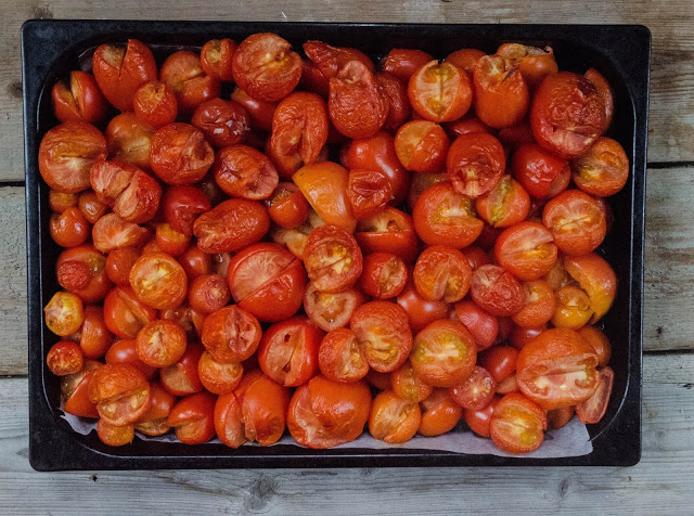 Ungsbakade tomater i olika storlekar Farbror Grön