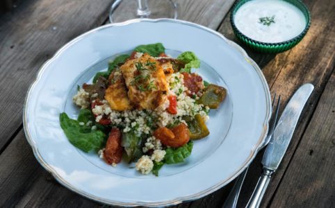 bulgursallad med stekta grönsaker och halloumi