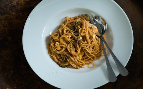 Spagetti med tomatsås och mozzarella