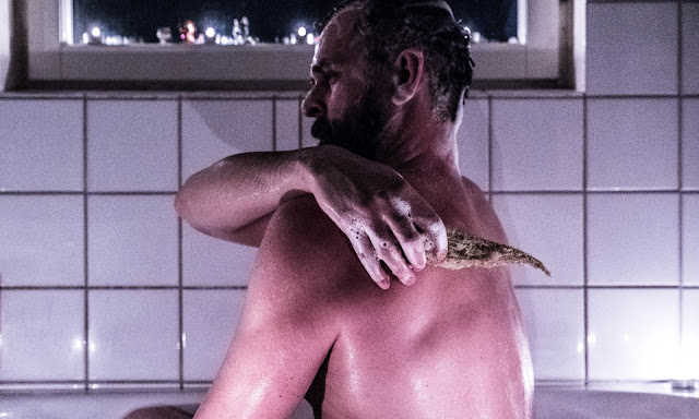 Johannes Wätterbäck badar med svampgurka