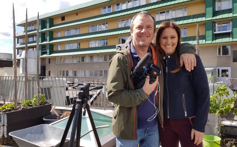 Maria Forsblom med filmare besöker Johannes Wätterbäcks stadsodlingar