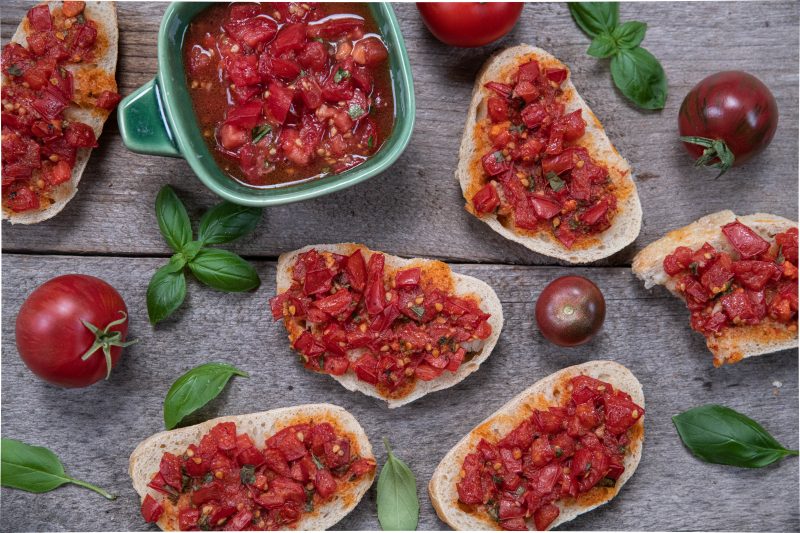 Gör ugnsgratinerad bruschetta med egenodlade tomater – supergott