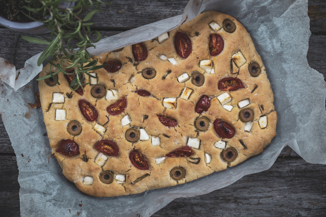 Saftig focaccia med tomater, rosmarin, oliver och feta