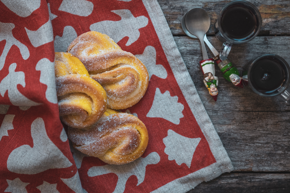 Sockriga saffransbullar med vaniljsmörkräm